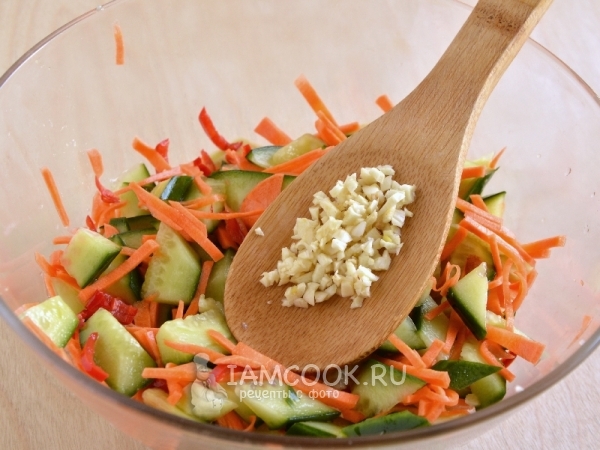 Добавить морковь и чеснок