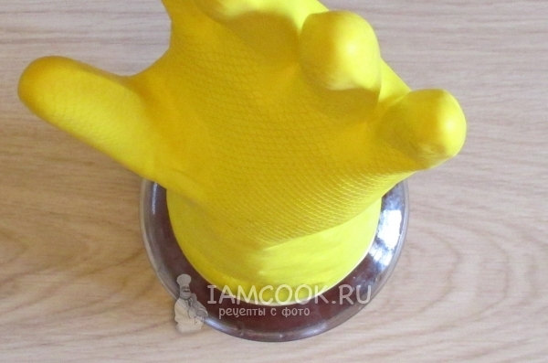 Накрыть банку перчаткой