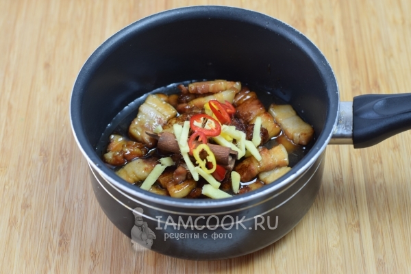 Положить перец к мясу