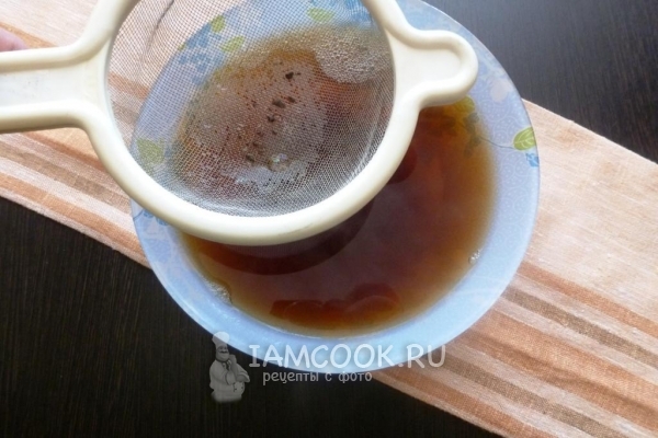 Процедить грибной бульон