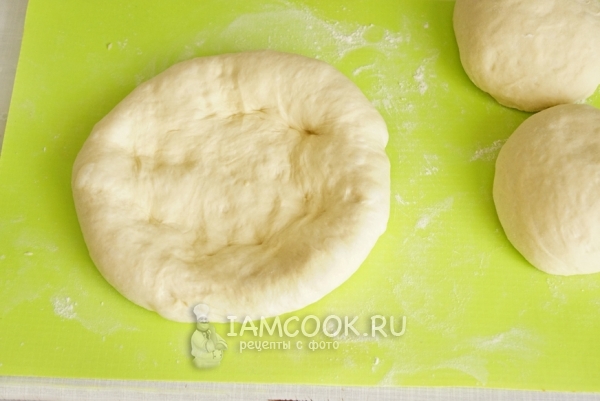 Придать тесту форму лепешки