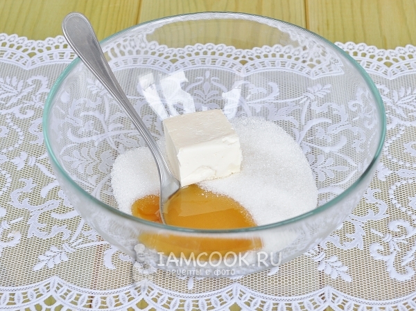 Смешать сахар, мед и масло