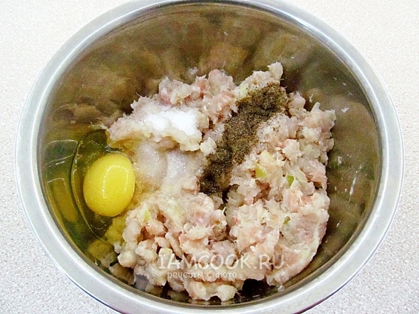 Положить яйцо и специи