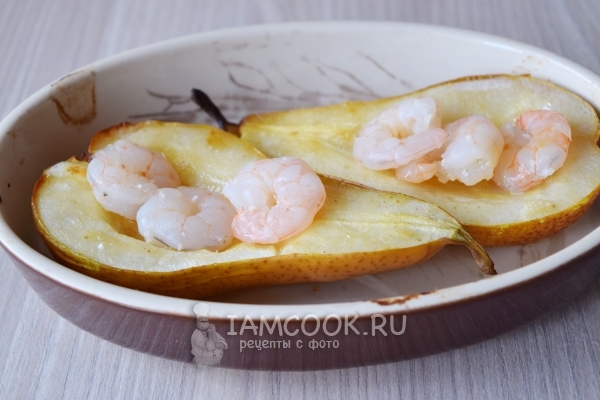 Положить креветки на грушу