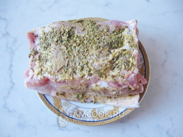 Смазать смесью грудинку