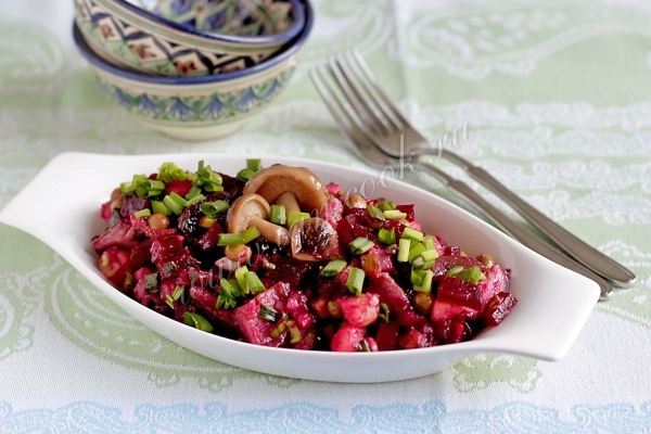 Рецепт салата с грибами и свеклой