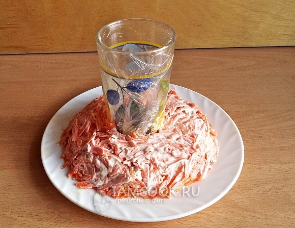 Положить слой моркови с майонезом
