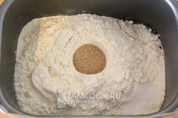 Всыпать муку, дрожжи и соль