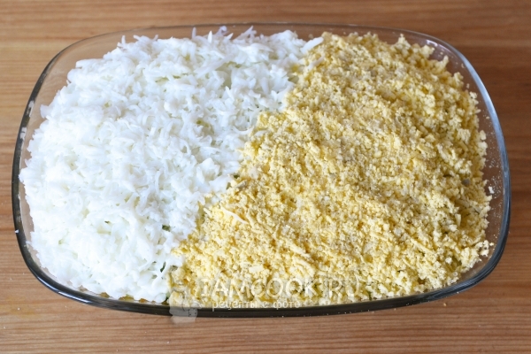 Положить измельченный белок и желток