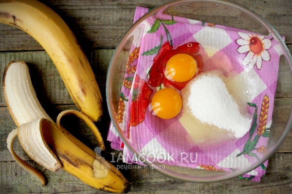 Соединить сахар с яйцами