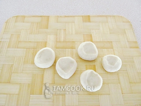 Сплющить кружочек теста