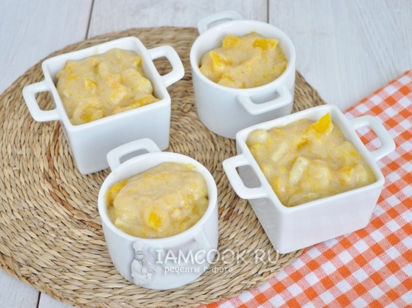 Переложить массу для запеканки в формочки