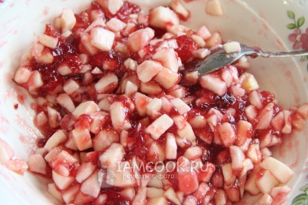 Перемешать яблоки с повидлом