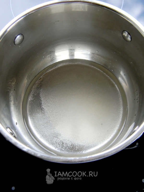Нагреть воду с сахаром
