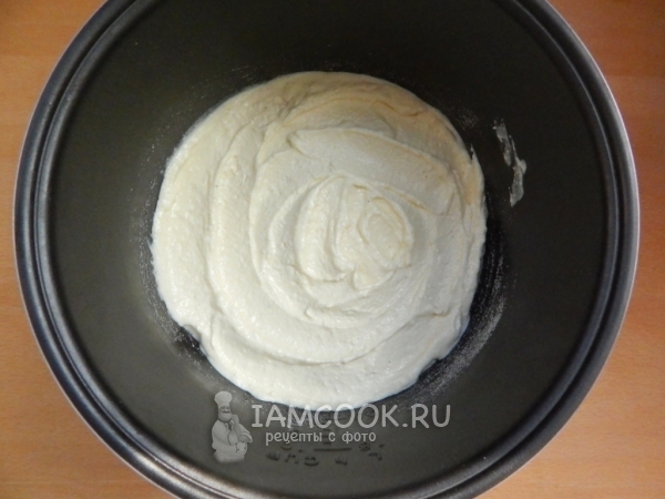 Положить творожную массу в мультиварку