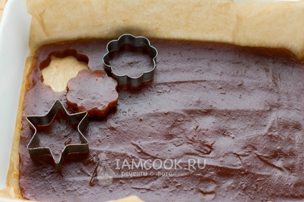 Вырезать мармелад фигурными формочками