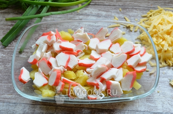 Положить крабовые палочки