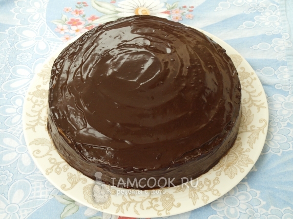 Смазать торт глазурью