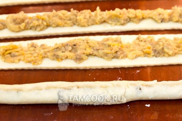 Положить на полоску теста начинку