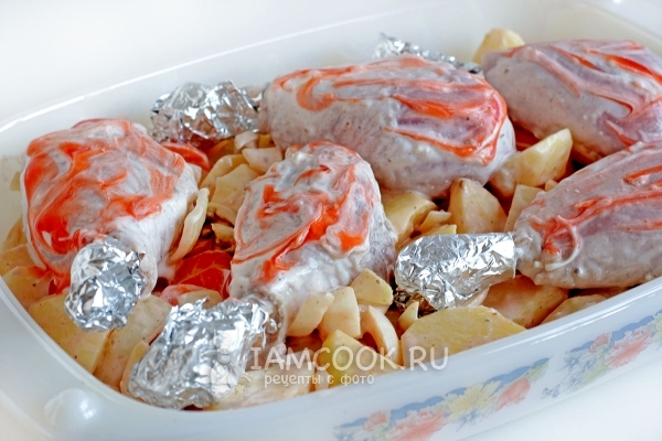 Уложить в форму овощи и куриные голени