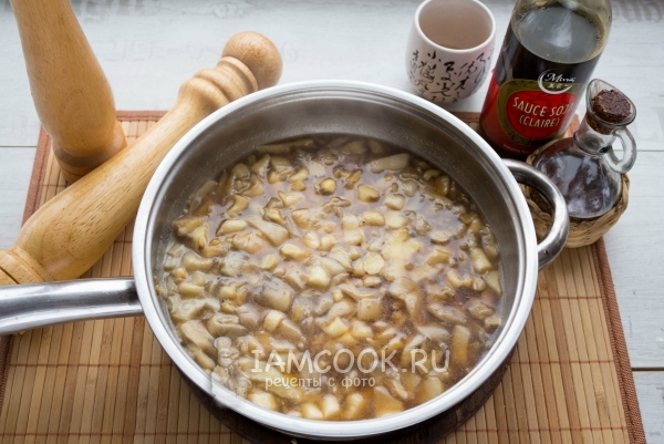 Влить воду, масло и соевый соус