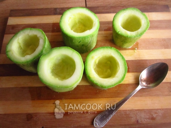 Вынуть мякоть из кабачка