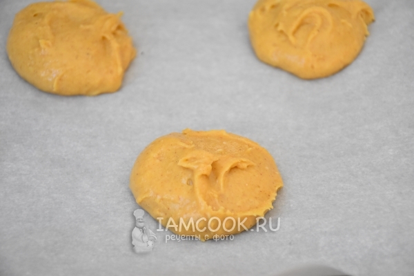 Выложить тесто на противень