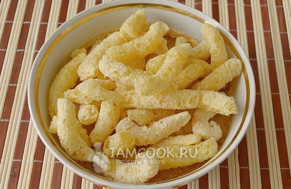 Положить кукурузные палочки в крем