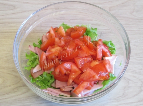 Ветчина, салат и помидоры