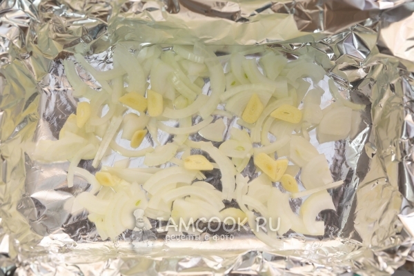 Выложить на фольгу лук и чеснок