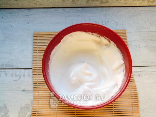 Взбить белки с сахаром