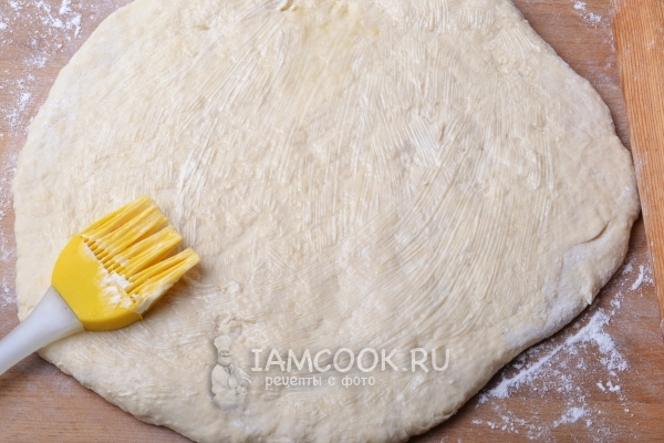Смазать тесто маслом