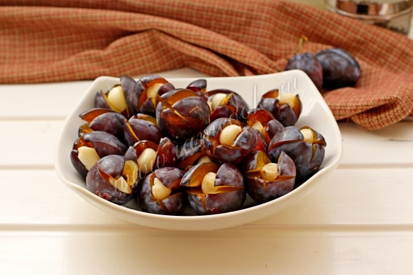 Фарширование сливы чесноком