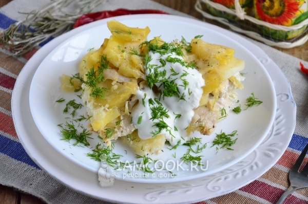 Фото картофеля, запеченного с курицей в сметане