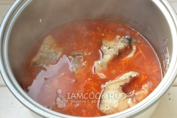 Переложить рыбу к овощам