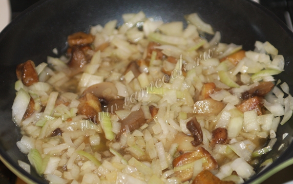 Обжарка грибов с луком