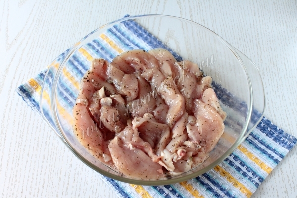 Перемешать курицу