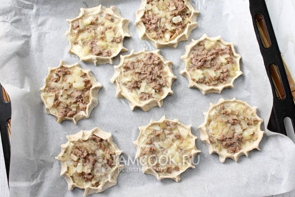 Уложить начинку и полить заливкой