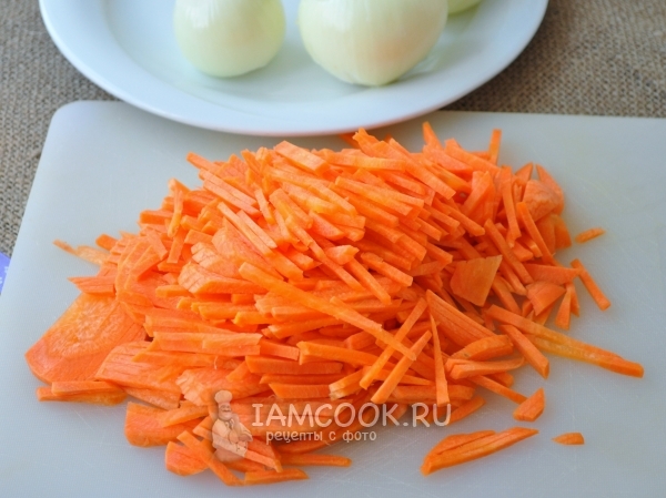 Натереть морковь