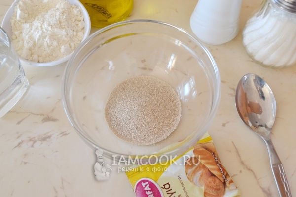 Всыпать в миску дрожжи