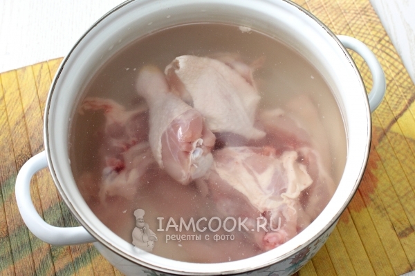 Положить курицу в воду