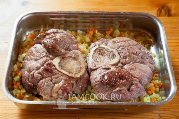 Положить на овощи мясо