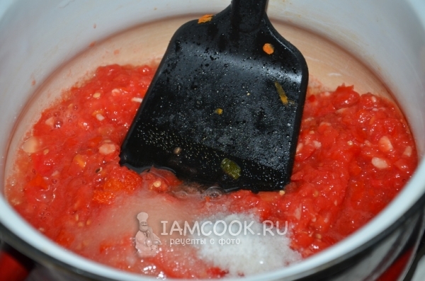 Нагреть соус из помидор с чесноком и солью