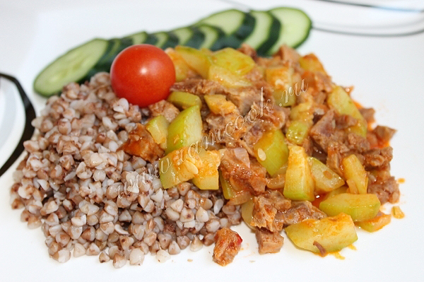 Кабачки с тушенкой