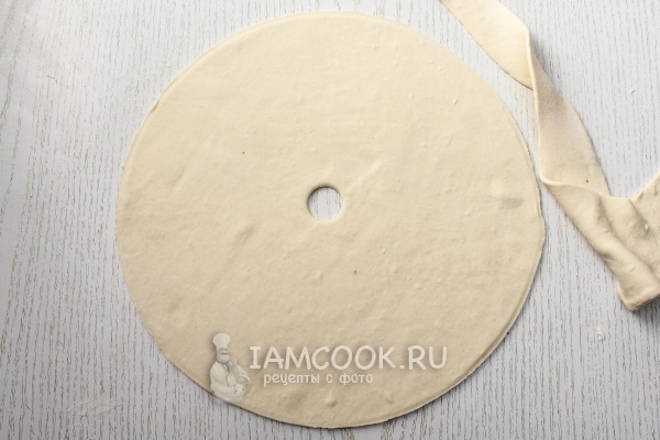 Вырезать из теста круг