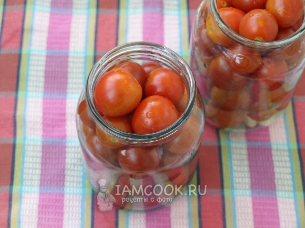 Наложили в банки помидоры черри