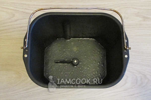 Влить в хлебопечку картофельный отвар и масло