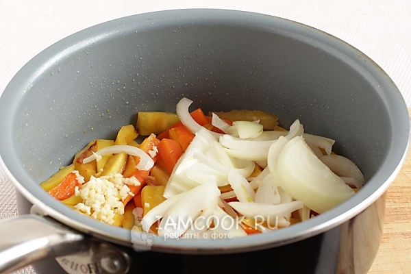 Положить лук и чеснок