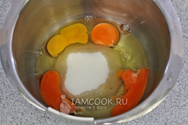 Смешать яйца с сахаром