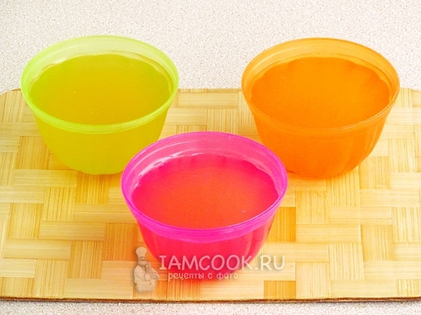 Влить смесь в формочки